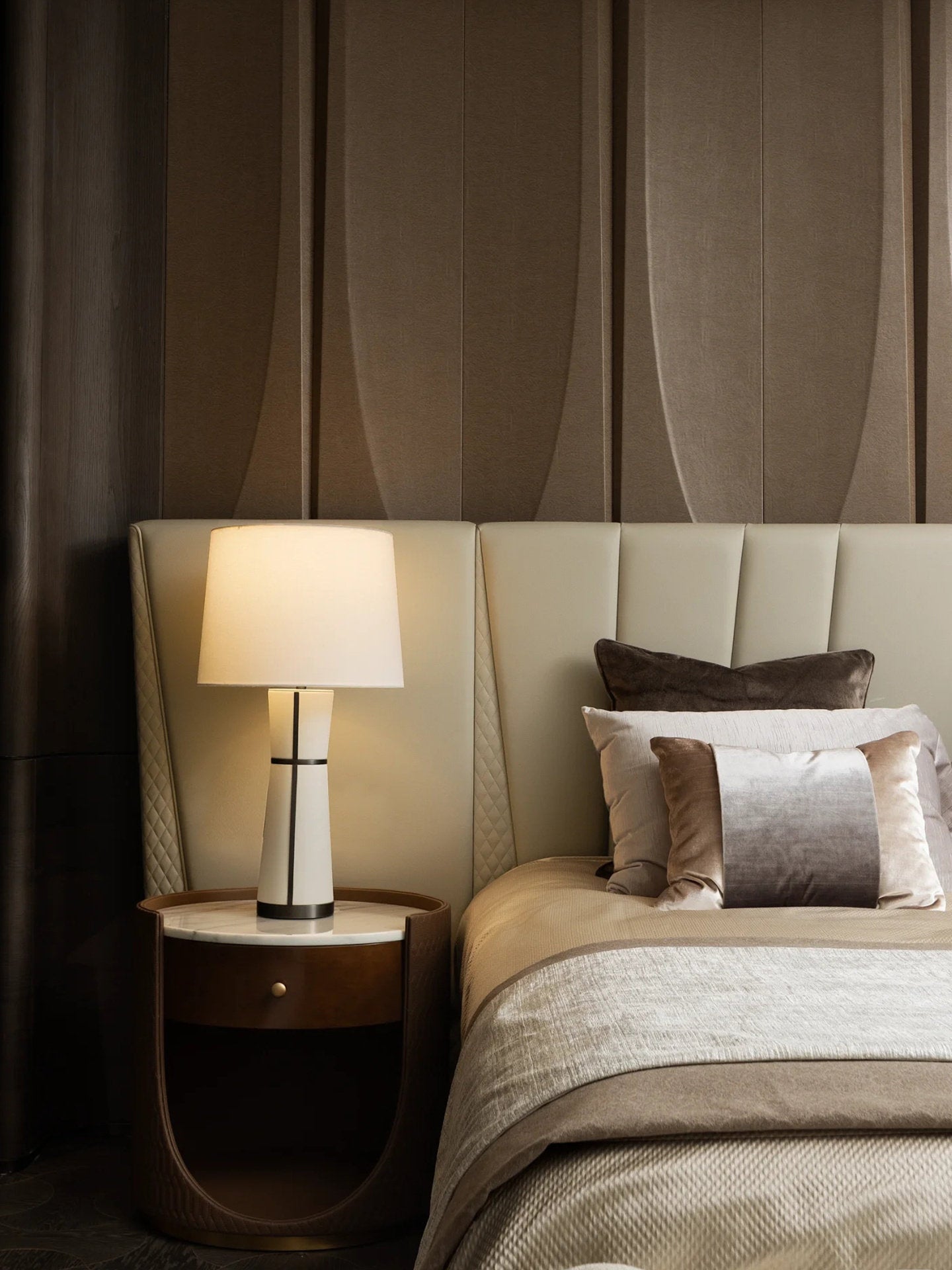 Obsidian Leather Table Lamp
